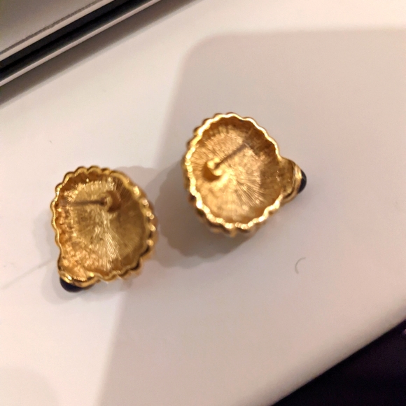 Vintage gold tone and Pearl  earrings for pierced ears. - Picture 4 of 4